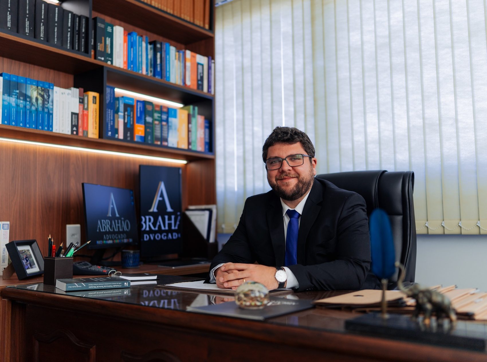 Moyses Teixeira Abrahão em seu gabinete
